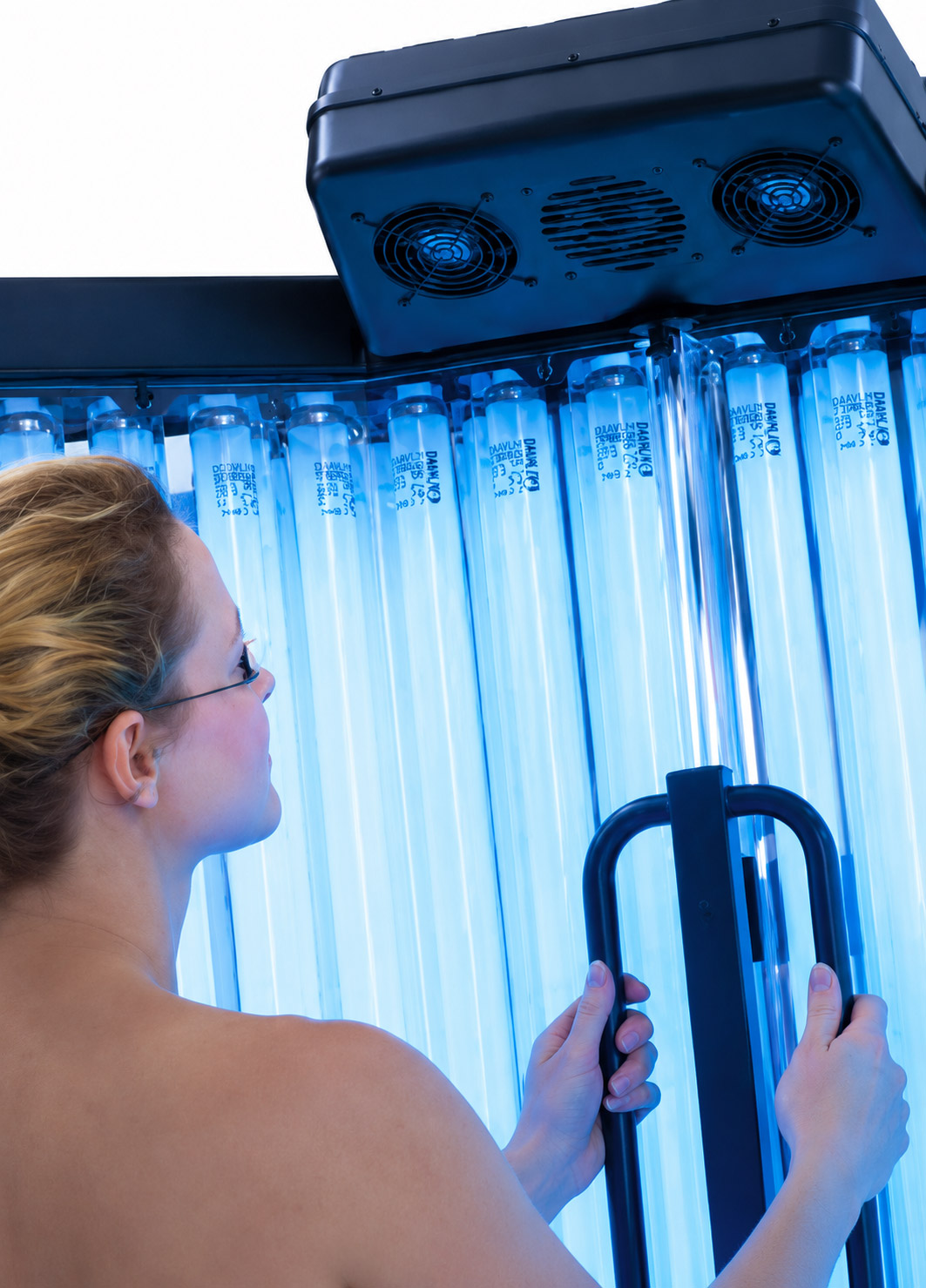Cabina de fototerapia UV NeoLux de Daavlin para tratamientos dermatológicos.