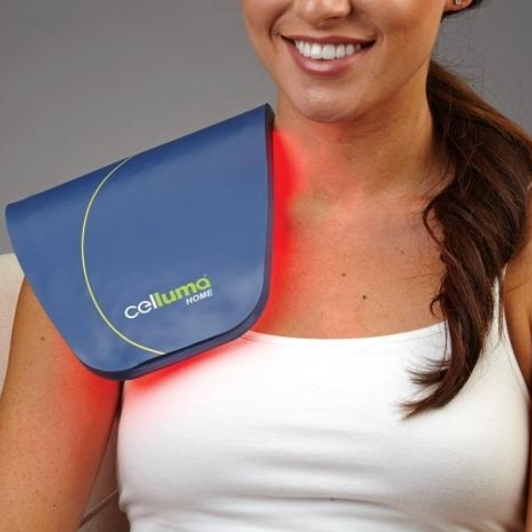 Paciente recibiendo tratamiento con Celluma Pro para alivio temporal del dolor mediante fotobiomodulación LED.