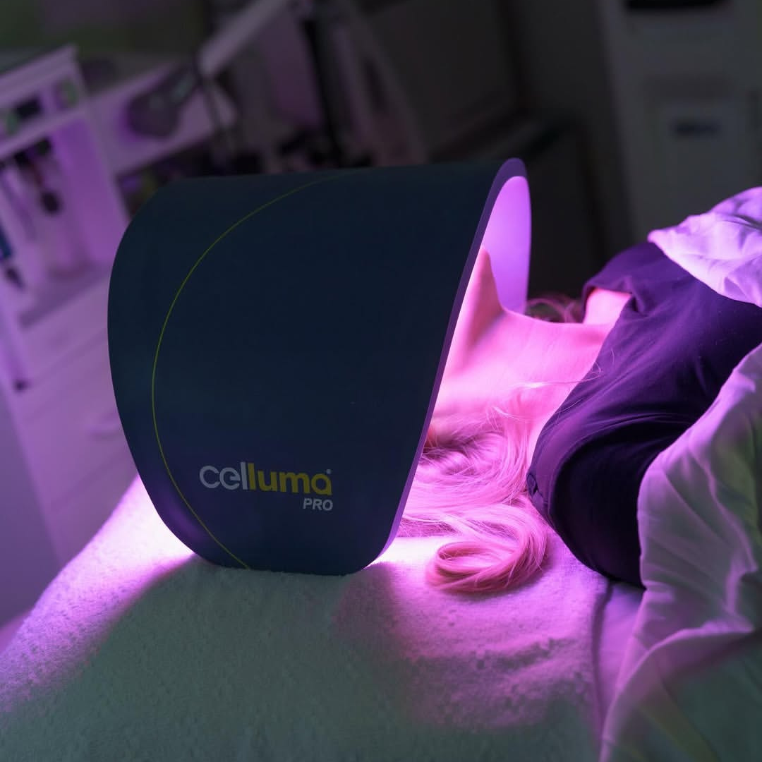 Tratamiento facial con Celluma Pro mediante fotobiomodulación LED para rejuvenecimiento cutáneo y cuidado de la piel.