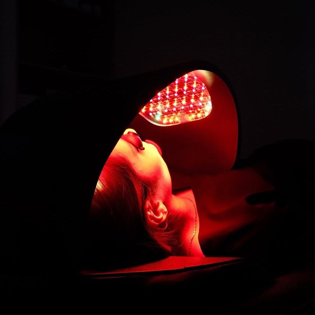 Paciente recibiendo un tratamiento facial con Celluma Pro mediante fotobiomodulación LED.